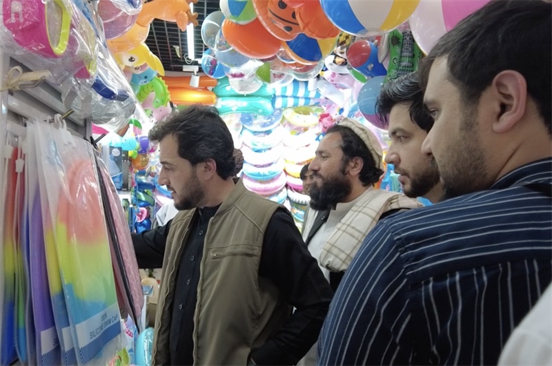 代表團在義烏國際商貿(mào)城參觀。CGTN記者 楊剛攝