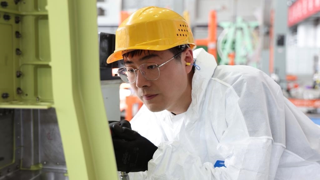 在中國航空工業(yè)集團(tuán)成飛車間內(nèi)，飛機(jī)鉚裝鉗工首席操作技師馮攀龍正在工作。（新華社發(fā)）