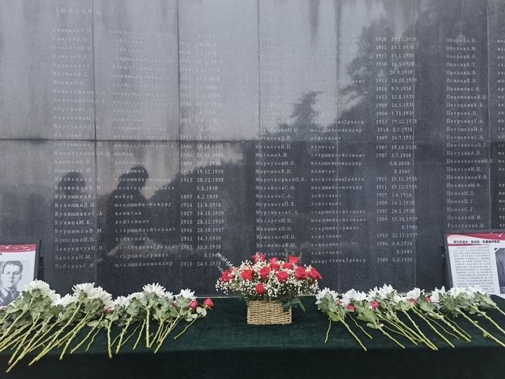 在南京抗日航空烈士紀(jì)念館鐫刻有蘇聯(lián)籍抗日航空英烈名錄的紀(jì)念碑前，擺放著人們獻(xiàn)上的鮮花（2024年11月22日攝）。新華社記者 邱冰清 攝