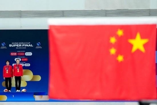 5月2日，獲得2025年跳水世界杯總決賽女子雙人10米臺(tái)冠軍的中國(guó)組合陳芋汐（右）/全紅嬋在頒獎(jiǎng)儀式上。新華社記者 鞠煥宗 攝