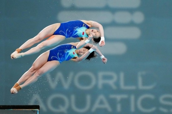 5月2日，陳芋汐（上）/全紅嬋在比賽中。新華社記者 鞠煥宗 攝