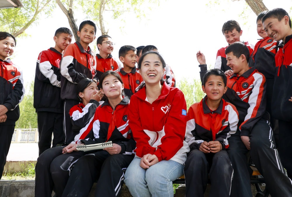 4月23日，在新疆克州阿圖什市哈拉峻鄉(xiāng)謝依特小學，支教教師高淑賢和學生們在一起。