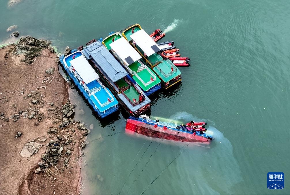 5月5日，救援人員在對(duì)傾覆船只進(jìn)行搜救（無(wú)人機(jī)照片）。新華社記者 劉續(xù) 攝