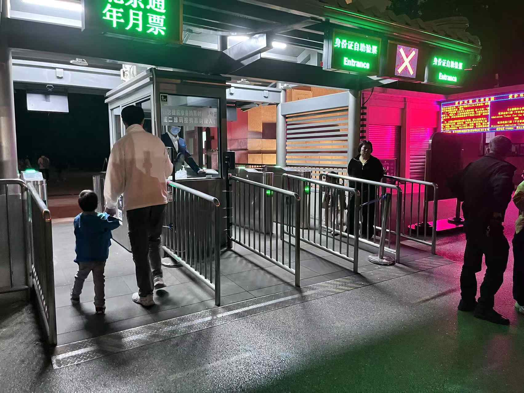 北京天壇公園延長(zhǎng)開放時(shí)間，游客進(jìn)入游覽。人民網(wǎng)記者 李楠樺攝