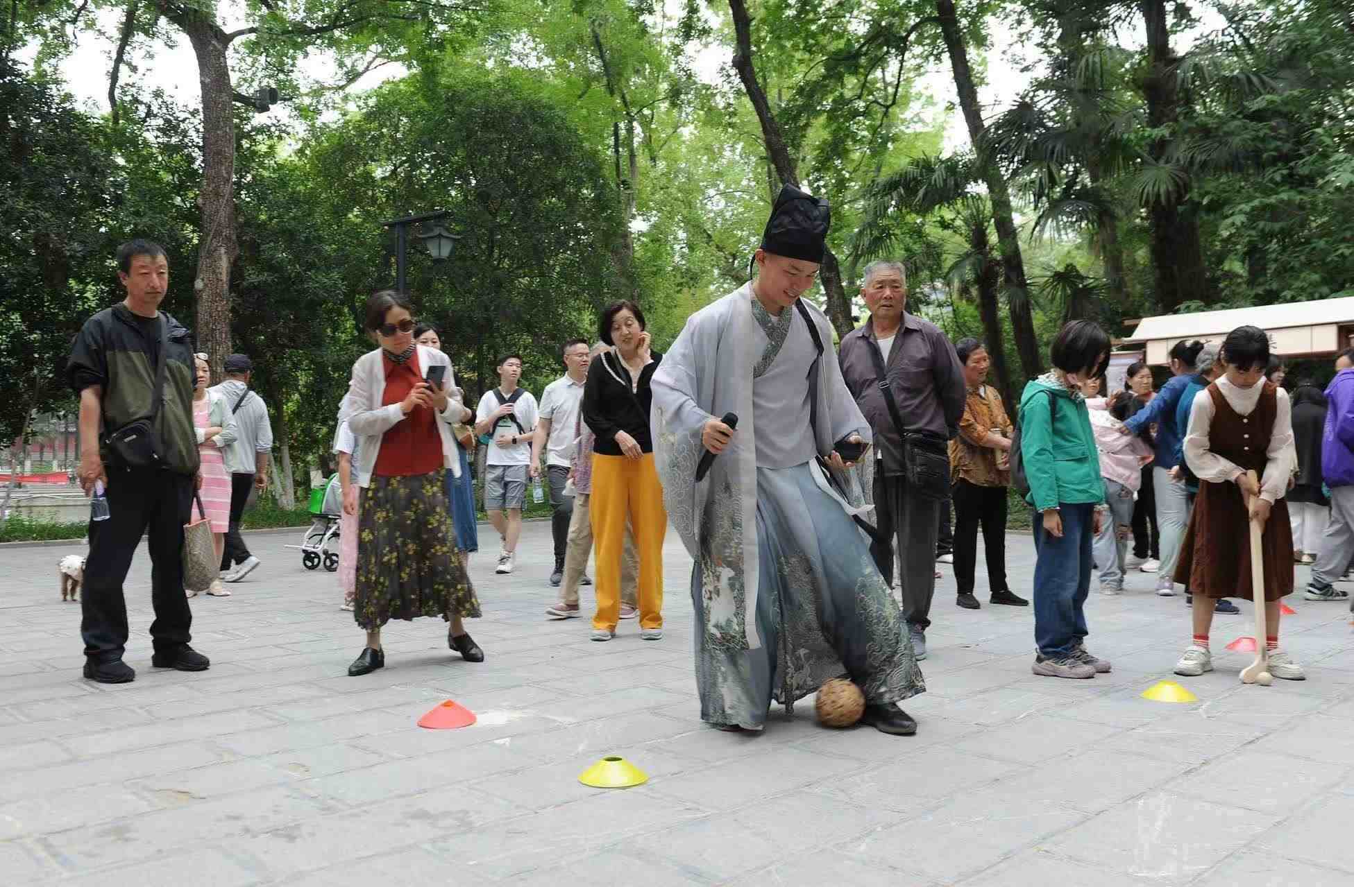 2025年5月3日，安徽省合肥市包公園景區(qū)，游客正在參與“蹴鞠”體育活動(dòng)。（圖片來(lái)源：視覺(jué)中國(guó)）