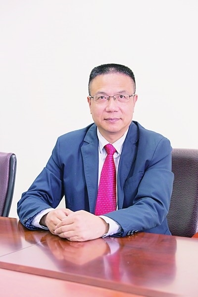 徐飛 教授、博士生導(dǎo)師。歷任上海交通大學(xué)副校長、西南交通大學(xué)校長、上海財(cái)經(jīng)大學(xué)常務(wù)副校長，現(xiàn)任福耀科技大學(xué)常務(wù)副校長。國務(wù)院政府特殊津貼專家。先后兼任中國鐵道學(xué)會(huì)副理事長，中國管理學(xué)會(huì)組織與戰(zhàn)略專業(yè)委員會(huì)副主任，教育部高等學(xué)校創(chuàng)新創(chuàng)業(yè)教育指導(dǎo)委員會(huì)副主任，中國高等教育學(xué)會(huì)創(chuàng)新創(chuàng)業(yè)教育分會(huì)理事長，中國高質(zhì)量MBA教育認(rèn)證（CAMEA）工作委員會(huì)副主任，中國職業(yè)技術(shù)教育學(xué)會(huì)副會(huì)長等。主要研究領(lǐng)域?yàn)閼?zhàn)略管理、競爭戰(zhàn)略與博弈論、創(chuàng)新創(chuàng)業(yè)、跨文化戰(zhàn)略領(lǐng)導(dǎo)力等。出版著作20余部。