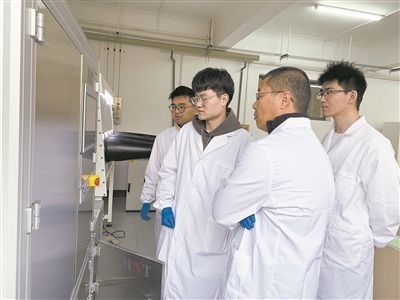 圖為安工大材料科學(xué)與工程學(xué)院碩士研究生余威（右一）在實(shí)驗(yàn)室開展研究。安工大供圖