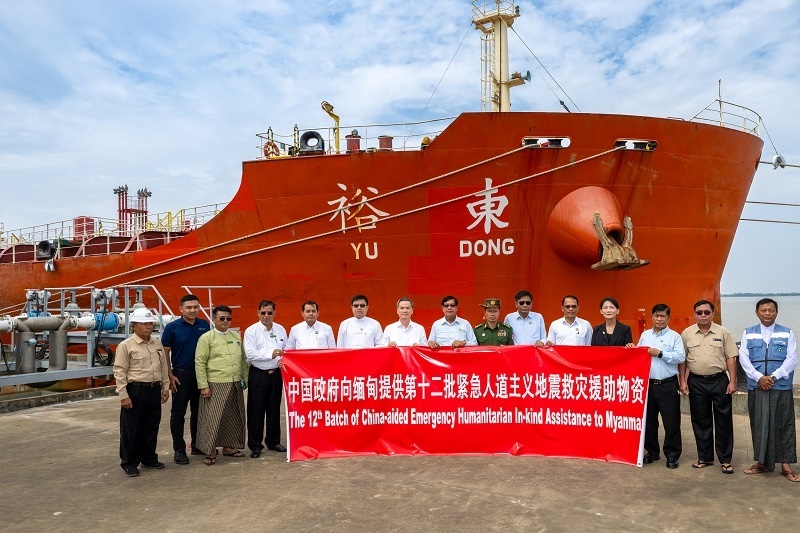 中國駐緬大使館歐陽道冰參贊、仰光省首席部長梭登及緬有關(guān)部門官員出席交接儀式。人民網(wǎng)記者 謝佳君攝