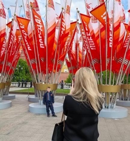 當(dāng)?shù)貢r間5月7日下午，莫斯科紅場外，紀(jì)念蘇聯(lián)偉大衛(wèi)國戰(zhàn)爭勝利80周年慶典旗幟飄揚(yáng)。