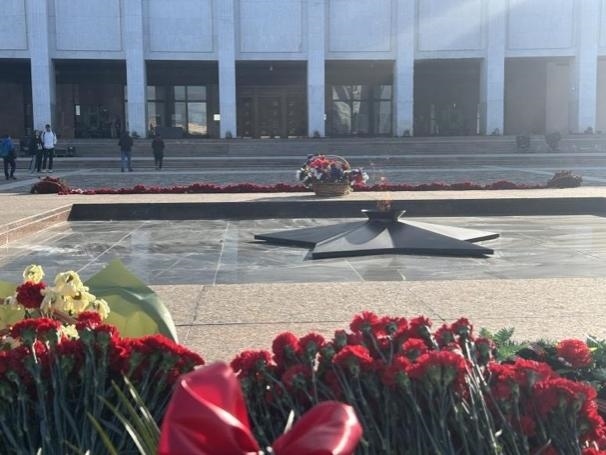 當(dāng)?shù)貢r間5月6日下午，莫斯科勝利廣場上的長明火兩旁放滿鮮花。