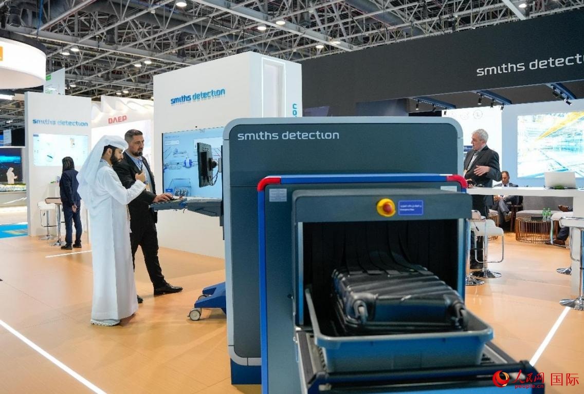 參展商體驗安檢設施。人民網(wǎng)塔里克·易卜拉欣攝