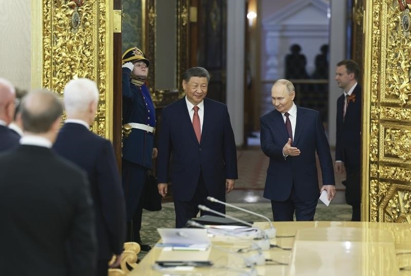 △當(dāng)?shù)貢r間5月8日，俄羅斯總統(tǒng)普京同習(xí)近平主席在莫斯科克里姆林宮舉行會談。這是兩國元首步入會場。