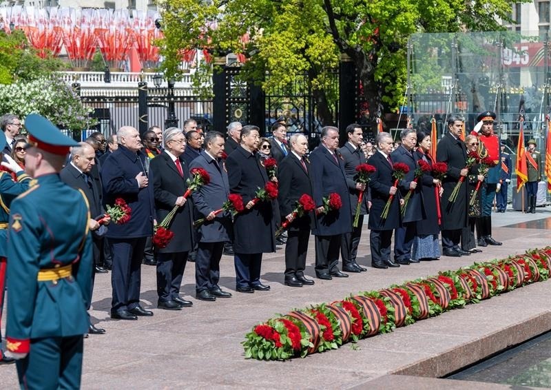 △當(dāng)?shù)貢r間5月9日，紀(jì)念蘇聯(lián)偉大衛(wèi)國戰(zhàn)爭勝利80周年慶典結(jié)束后，習(xí)近平主席同其他國家領(lǐng)導(dǎo)人一起從紅場來到亞歷山大花園，向無名烈士墓獻花，并肅立默哀。