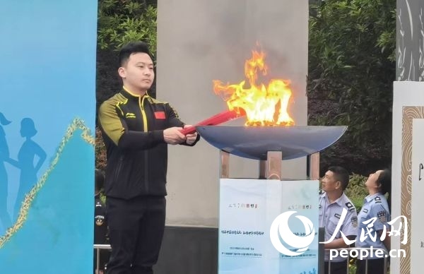 在活動(dòng)開幕式上，馮喆點(diǎn)燃火炬。人民網(wǎng)記者 楊磊攝