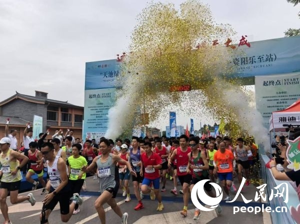 全民健身跑參賽選手沖出起點(diǎn)。人民網(wǎng)記者 楊磊攝