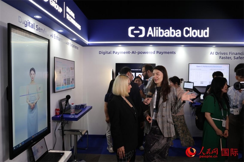 當(dāng)?shù)孛襟w在2025迪拜金融科技峰會(huì)的一家中資企業(yè)展廳采訪，張志文攝