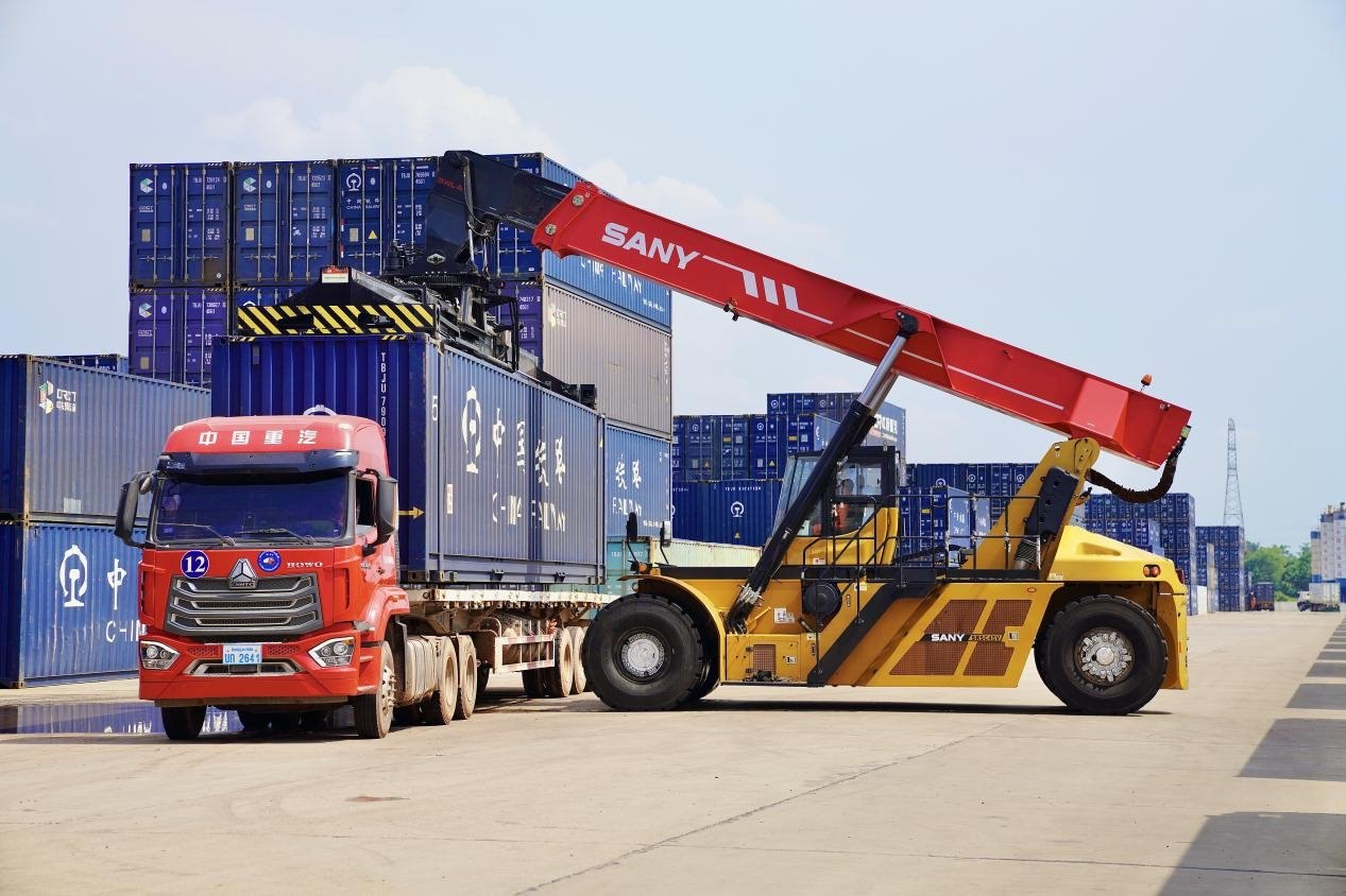 在中老鐵路萬(wàn)象南鐵路貨運(yùn)口岸站，起重機(jī)正在吊裝集裝箱。劉瑩嘉攝