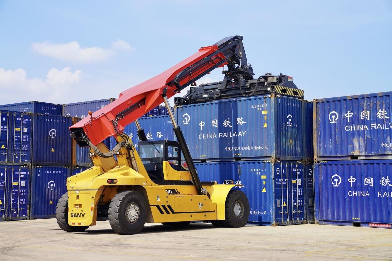 在中老鐵路萬(wàn)象南鐵路貨運(yùn)口岸站，起重機(jī)正在吊裝集裝箱。劉瑩嘉攝