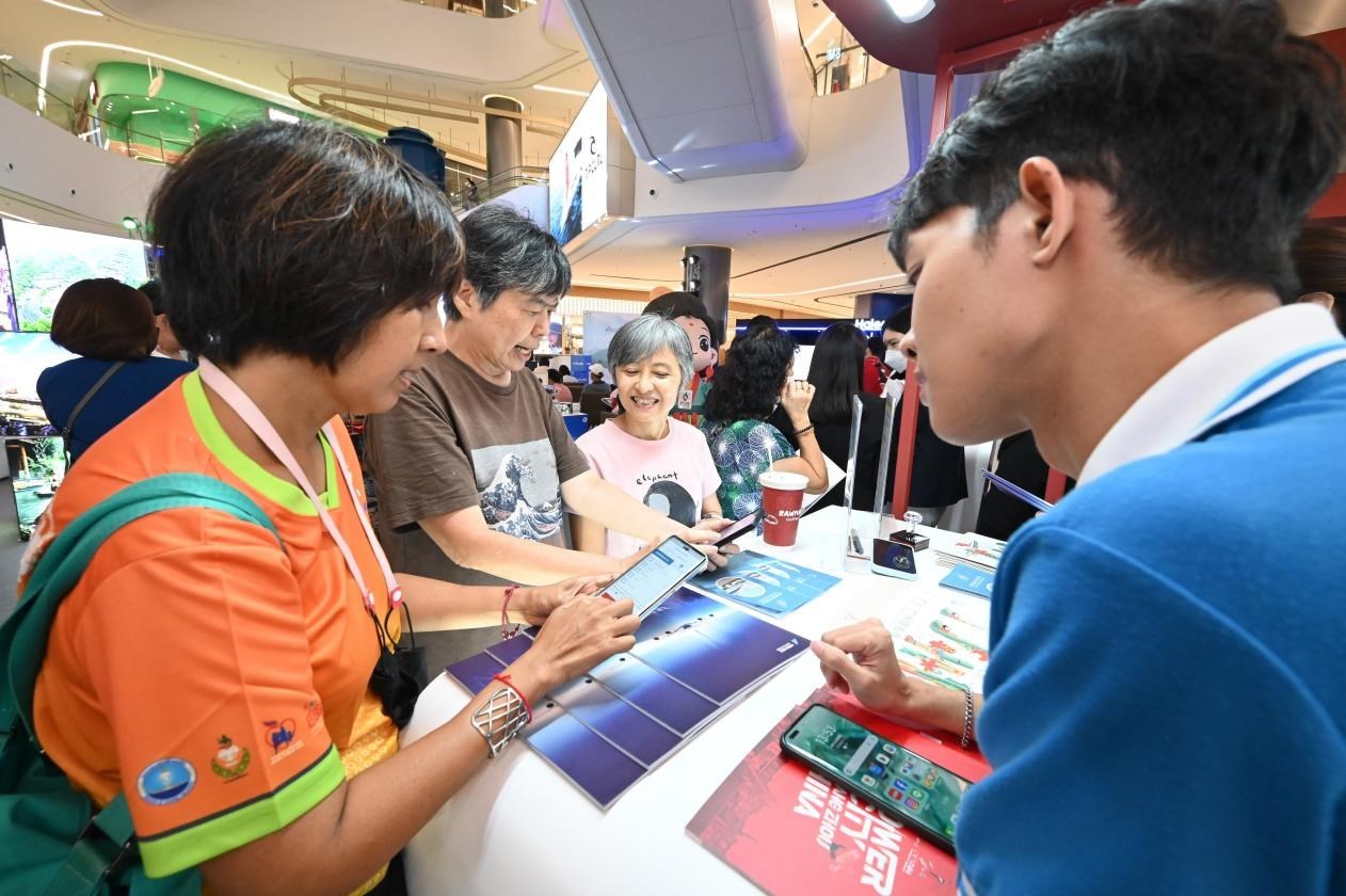 游客在航空公司展臺(tái)前了解機(jī)票優(yōu)惠活動(dòng)。主辦方供圖