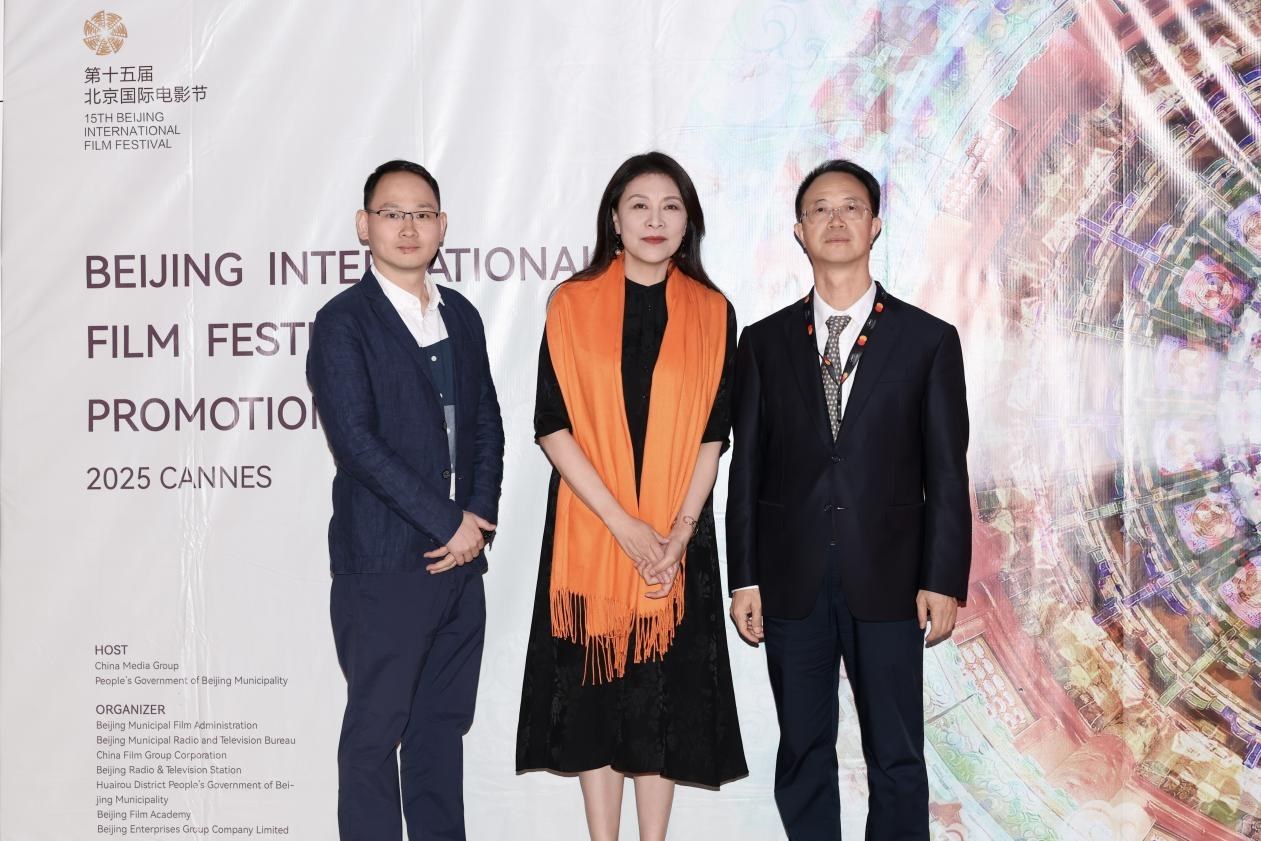 余俊生（右一）與《走走停?！穼?dǎo)演龍飛（左一）、演員岳紅（左二）合影。主辦方供圖