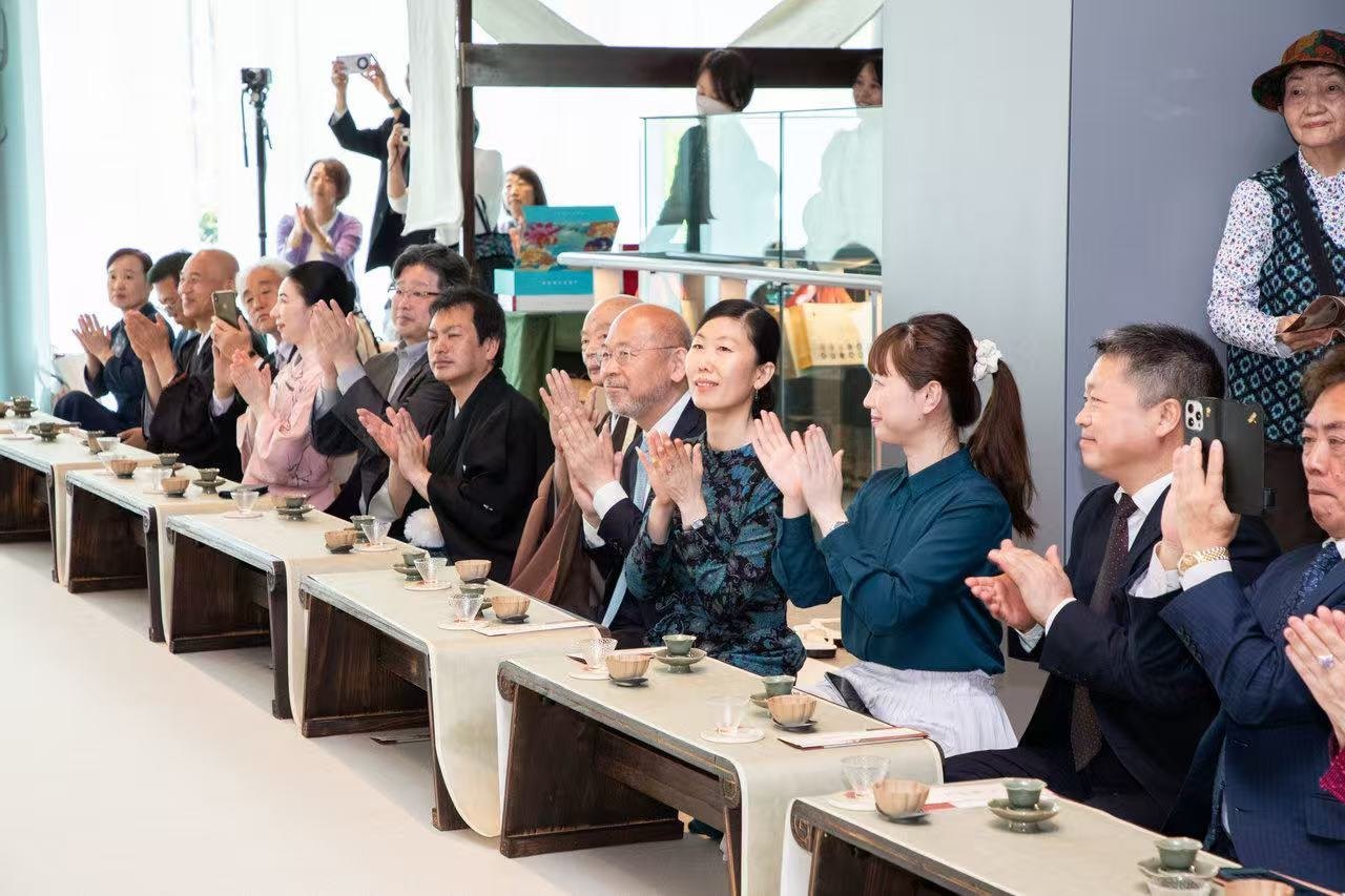中日兩國(guó)文旅界、各茶道流派嘉賓出席開(kāi)幕式。中國(guó)駐大阪旅游辦事處供圖