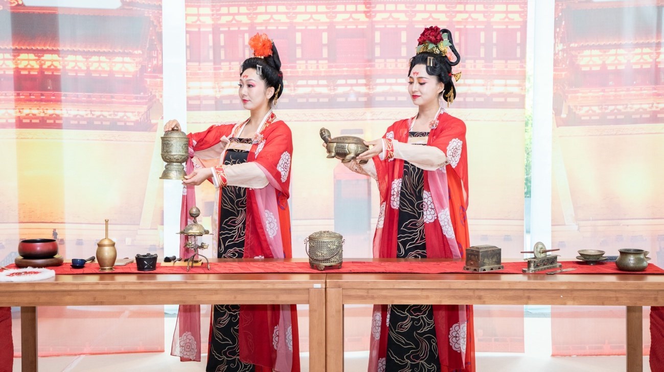 法門(mén)寺地宮出土文物一比一復(fù)刻的宮廷茶器。中國(guó)駐大阪旅游辦事處供圖