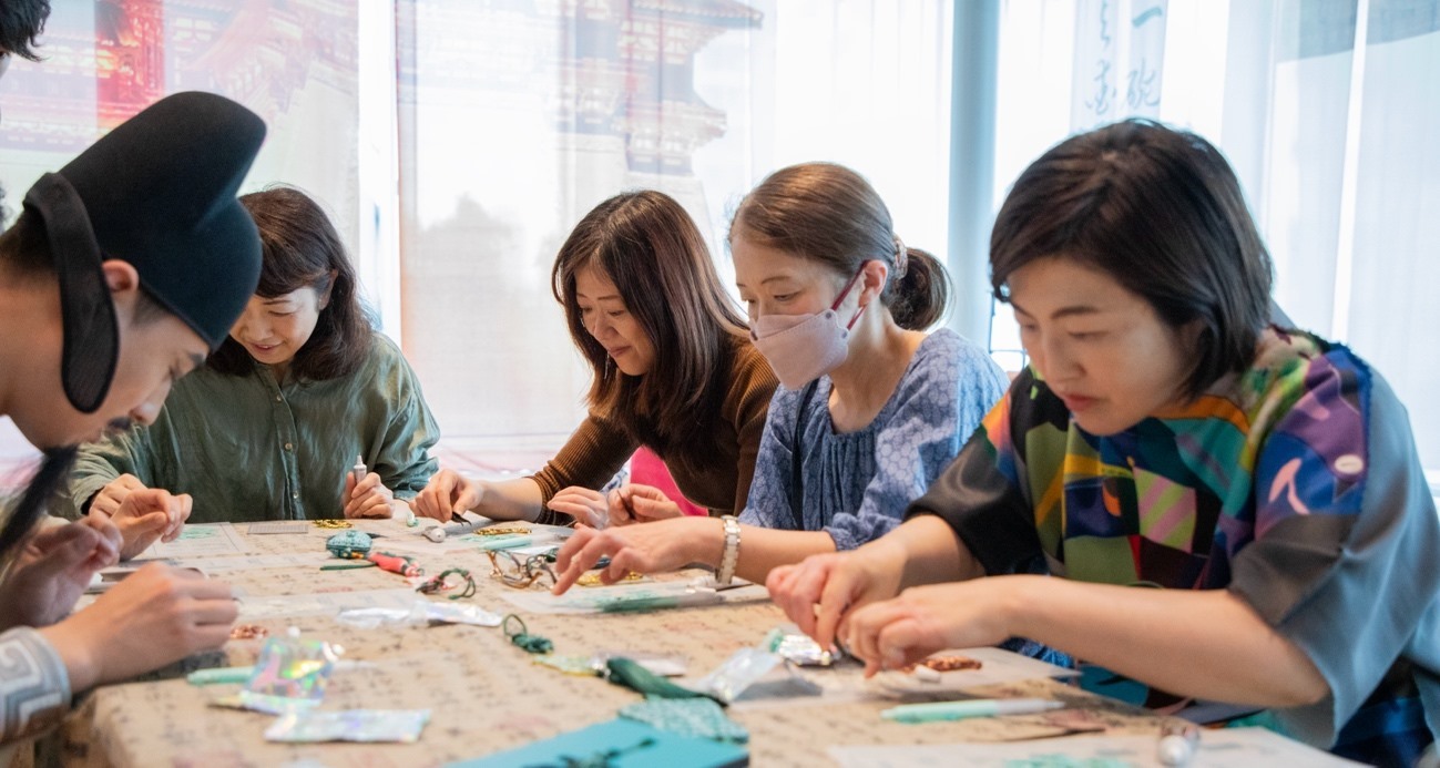 客人體驗(yàn)制作綠松石銅牌。中國(guó)駐大阪旅游辦事處供圖