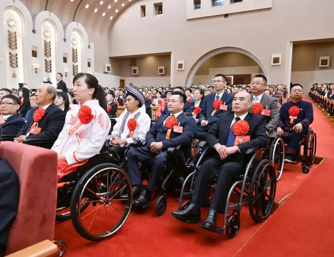 2025年5月16日，第七次全國自強模范暨助殘先進表彰大會在北京召開。大會表彰了200名“全國自強模范”、200個“全國殘疾人工作先進集體”和60名“全國殘疾人工作先進個人”。