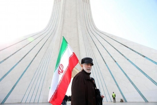 2月10日，在伊朗首都德黑蘭阿扎迪廣場，民眾參加紀(jì)念伊朗伊斯蘭革命勝利46周年集會。新華社記者沙達(dá)提攝