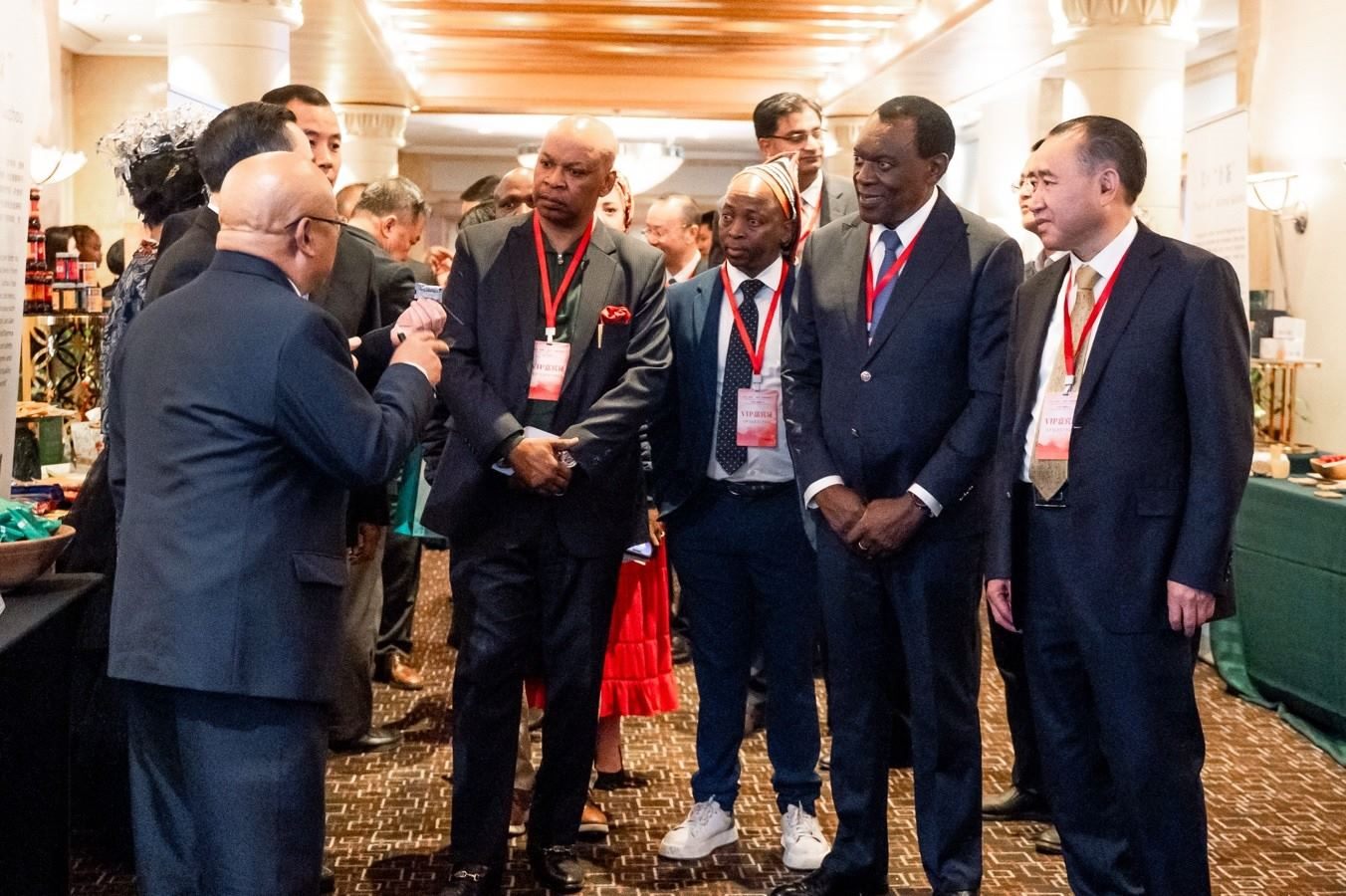 與會嘉賓走訪展臺。南非貴州商會供圖