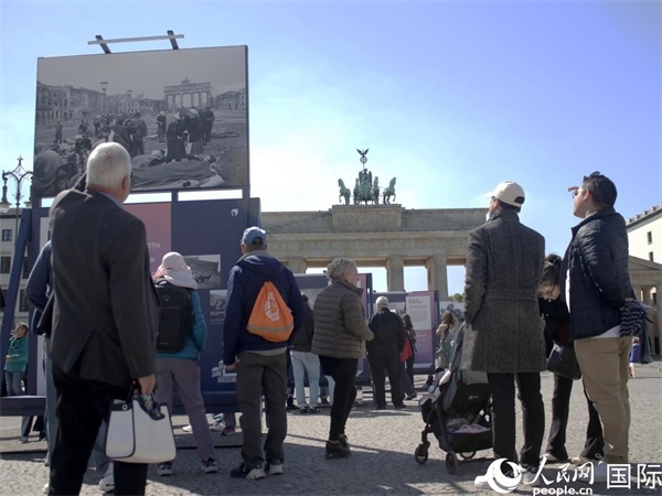 圖為勃蘭登堡門前，市民們?cè)趨⒂^歷史圖片展。人民網(wǎng) 肖晶攝