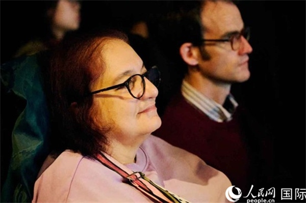 英國觀眾觀看巡展影片。楊浩鵬攝