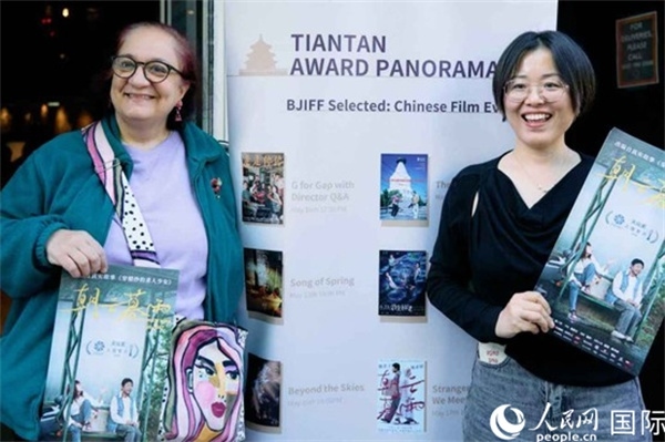 《朝云暮雨》放映前，觀眾前同主辦方互動。楊浩鵬攝