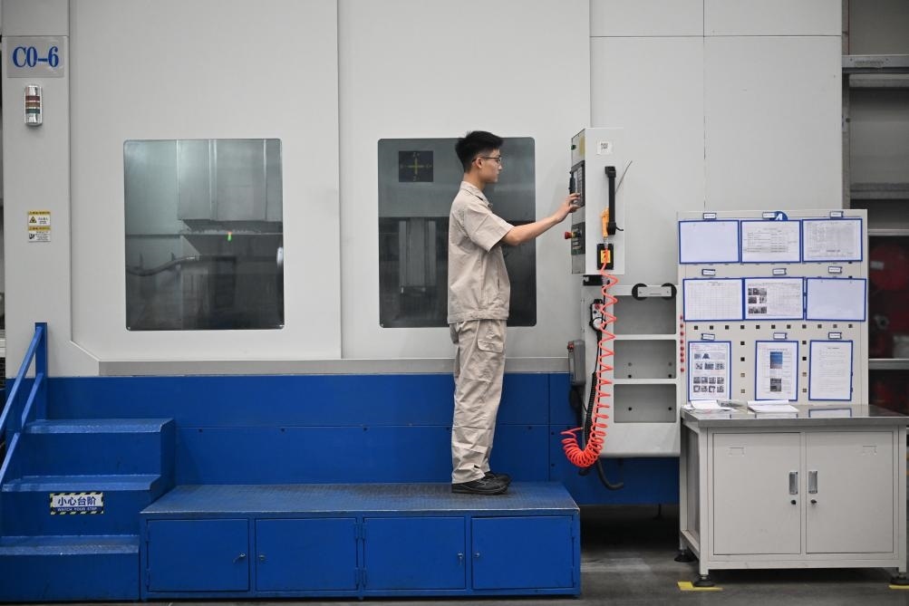 近日，工人在洛陽軸承集團股份有限公司的智能生產(chǎn)線上作業(yè)。新華社記者 李嘉南 攝