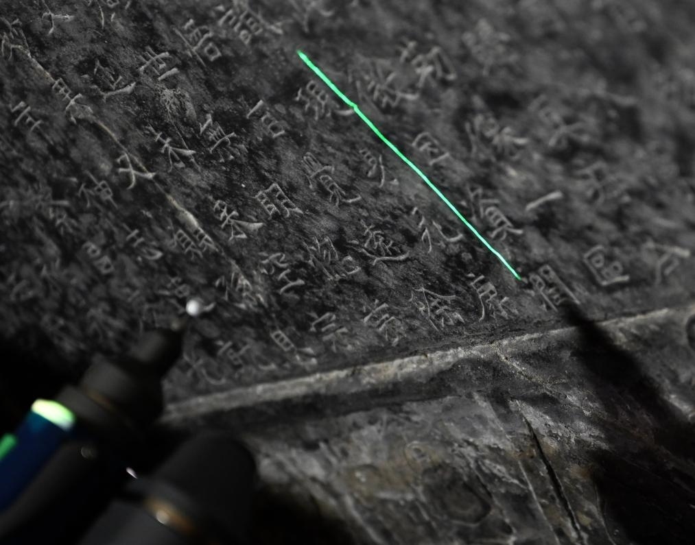 2025年4月9日，龍門石窟研究院工作人員在古陽(yáng)洞使用關(guān)節(jié)臂掃描儀對(duì)《龍門二十品》之一進(jìn)行數(shù)字化掃描。新華社記者 李嘉南 攝