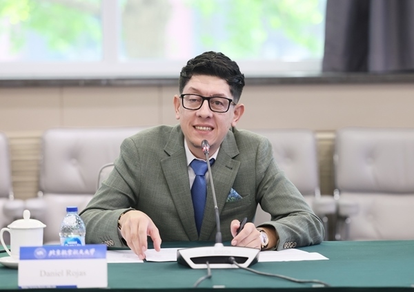 哥倫比亞教育部長丹尼爾?羅哈斯一行訪問北京航空航天大學。北航供圖