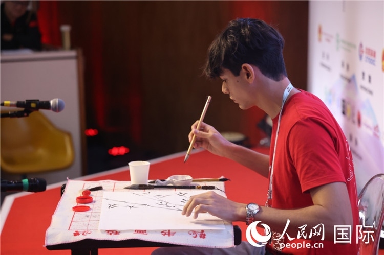 2025年“漢語橋”巴西賽區(qū)決賽的“才藝展示”環(huán)節(jié)，一名參賽者正在繪畫。人民網(wǎng)記者 時(shí)元皓攝
