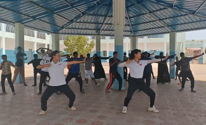 吉布提孩子們跟隨醫(yī)療隊(duì)員練習(xí)八段錦。中國(guó)（山西）第23批援吉布提醫(yī)療隊(duì)供圖