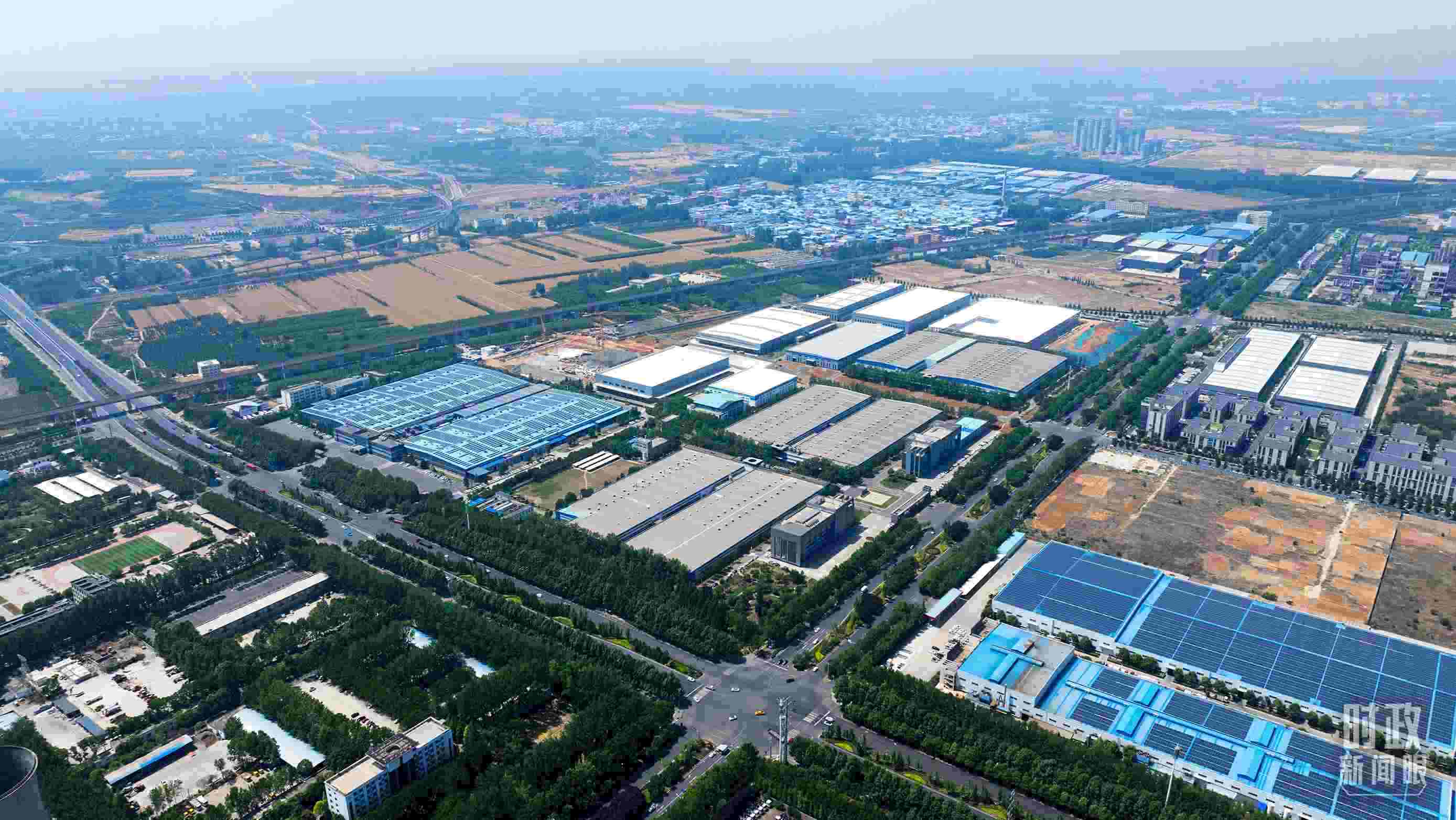 △俯瞰洛陽(yáng)軸承集團(tuán)股份有限公司。（總臺(tái)央視記者范凱拍攝）