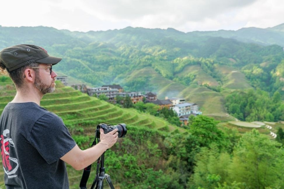 2025年年5月9日，廣西桂林，外國(guó)游客游覽龍脊梯田，在美景前駐足拍照。（圖片來(lái)源：視覺(jué)中國(guó)）