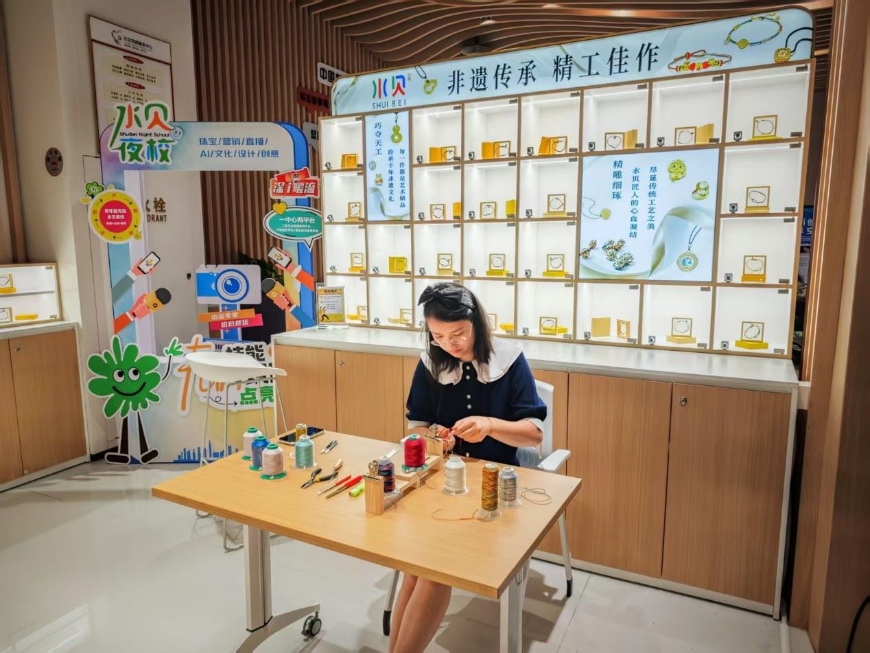 水貝夜校學(xué)員正在展示手工編繩過程。人民網(wǎng) 肖聰聰攝