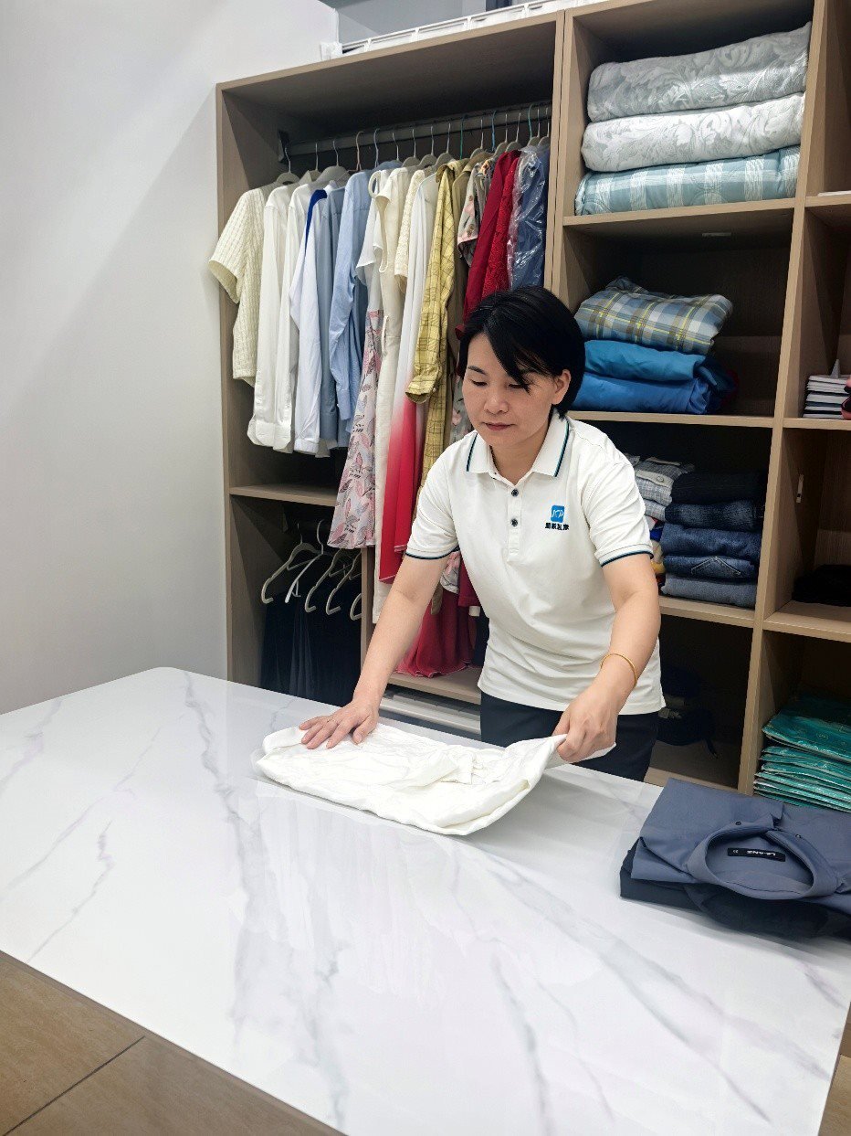 劉水金正在客戶家中做衣柜整理收納工作。受訪者供圖
