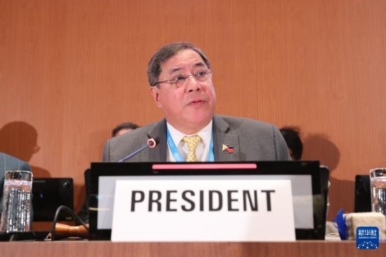 5月20日，在瑞士日內(nèi)瓦，第78屆世界衛(wèi)生大會主席赫爾博薩宣布審議通過“大流行協(xié)定”。新華社記者 杜哲宇 攝