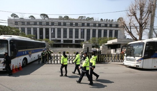 4月3日，在韓國首爾，警察在韓國憲法法院前執(zhí)勤。新華社記者姚琪琳攝