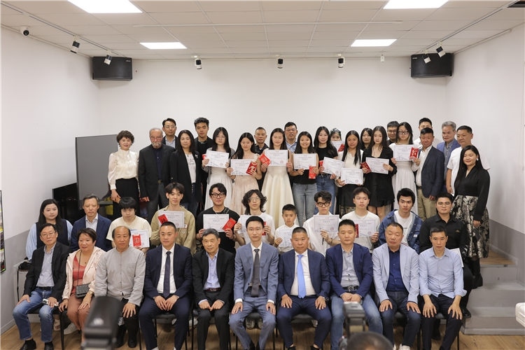 獲獎?wù)吲c主辦方合影。主辦方供圖