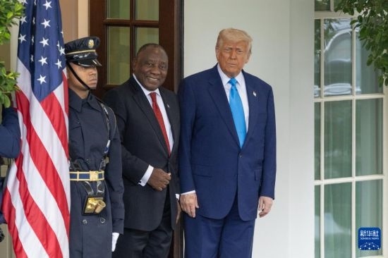 5月21日，美國總統(tǒng)特朗普（右）在華盛頓白宮迎接到訪的南非總統(tǒng)拉馬福薩（中）。新華社記者 胡友松 攝