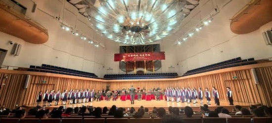 重慶大學(xué)城樹人小學(xué)校管樂團參加比賽。