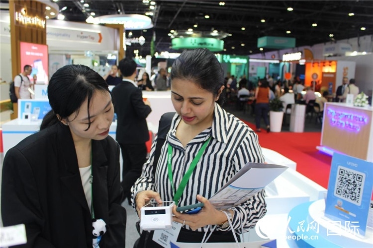 中外嘉賓交流。人民網(wǎng) 杰勒德·阿勒費(fèi)爾攝