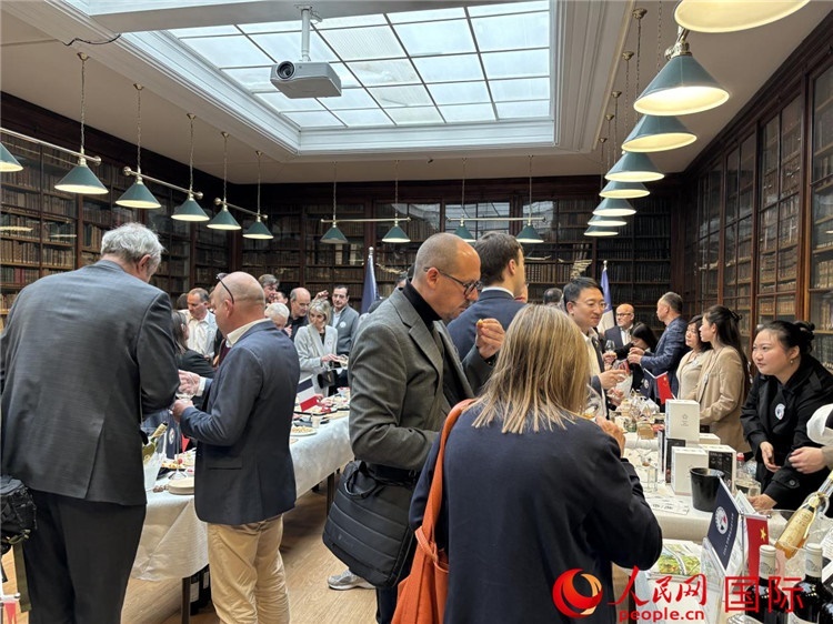 FIWA大獎(jiǎng)賽獲獎(jiǎng)酒及農(nóng)產(chǎn)品2025專業(yè)展暨中國(guó)云南—法國(guó)巴黎特色商品推介會(huì)現(xiàn)場(chǎng)。人民網(wǎng)記者 于超凡攝