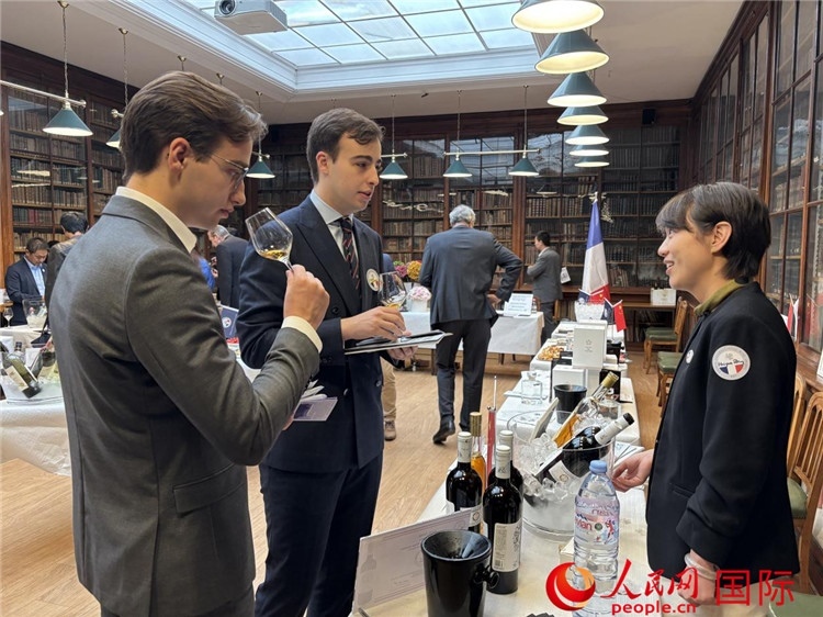 法國(guó)嘉賓與參展云南企業(yè)代表交流。人民網(wǎng)記者 于超凡攝